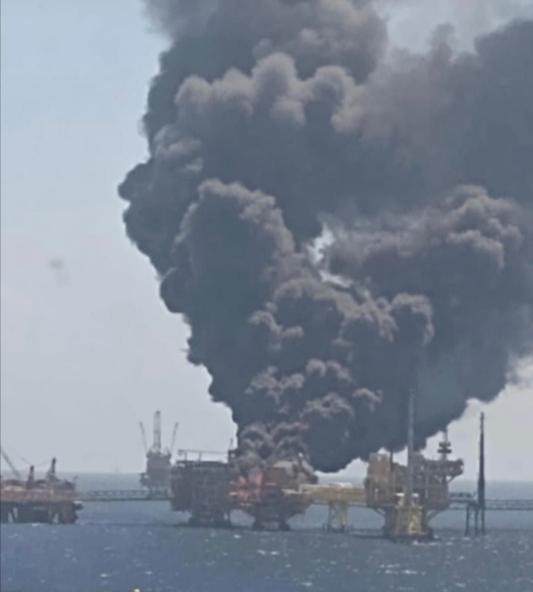 墨西哥湾海上油田发生大爆炸，5死6伤2失踪