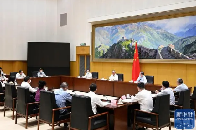 国务院总理李强主持召开平台企业座谈会